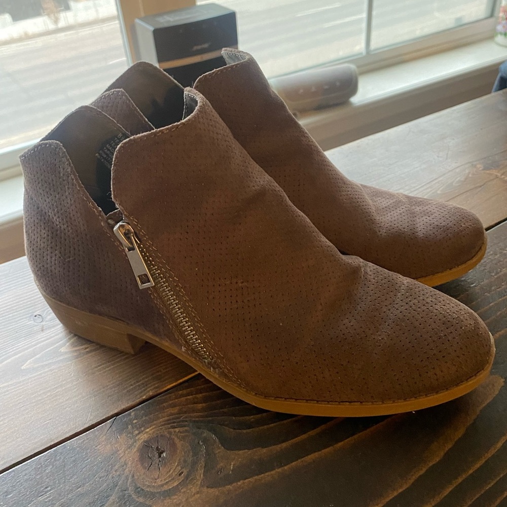 Size 8.5 cute taupe booties - gently used